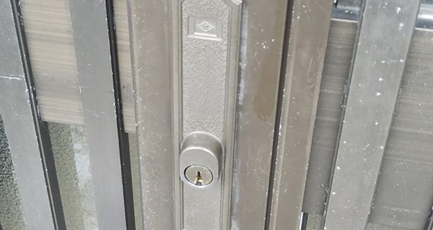 交換前の玄関引き戸の鍵