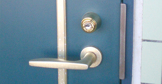鍵を交換する前の玄関ドア