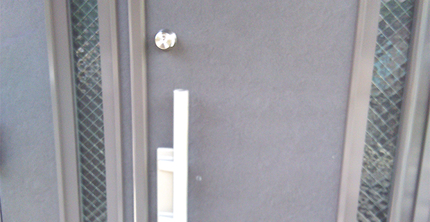 鍵を交換した玄関ドア