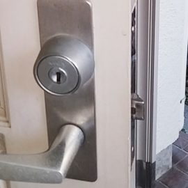 動かなくなった玄関扉の鍵