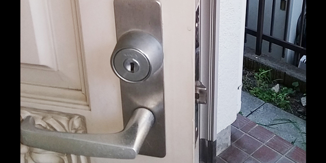 動かなくなった玄関扉の鍵