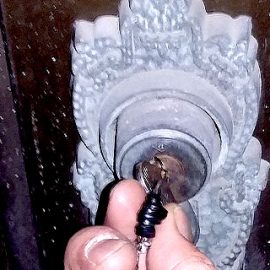 鍵が空回りして内外どちらからも開かない玄関ドアを修理｜新宿区中井