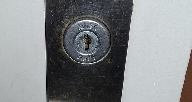 家の玄関ドアの鍵交換前