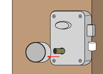 2.室内側のドアノブを外します。