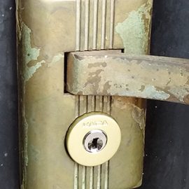 引っ越しに伴い家の玄関ドアの鍵をディンプルキーに交換｜金沢市粟崎町