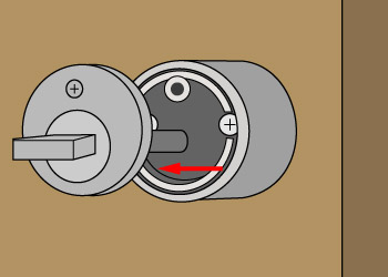 サムターンのツマミのネジをドライバーで緩め、ツマミを外します。