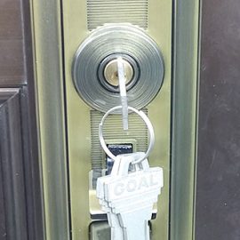新しい鍵に交換した玄関ドア