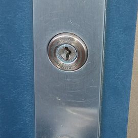 玄関の鍵交換前のMIWAのディスクシリンダー