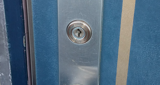 玄関の鍵交換前のMIWAのディスクシリンダー