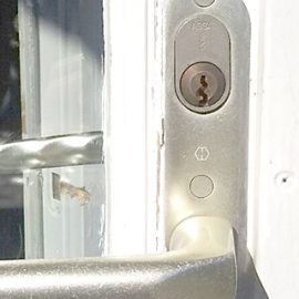 海外製の特殊な錠前が付いている玄関ドアを鍵交換｜下関市椋野町