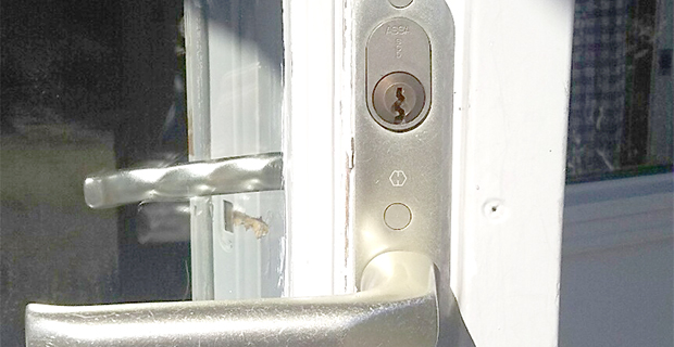 ASSAの鍵が付いた玄関ドア