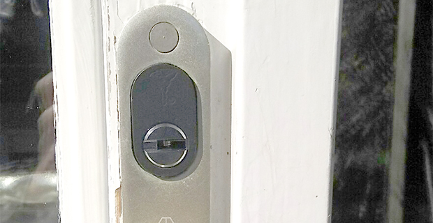 マルティロックの鍵が付いた玄関ドア