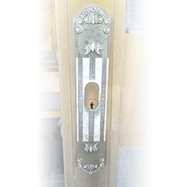 古くて劣化している玄関の引き戸錠を鍵交換｜下関市武久町