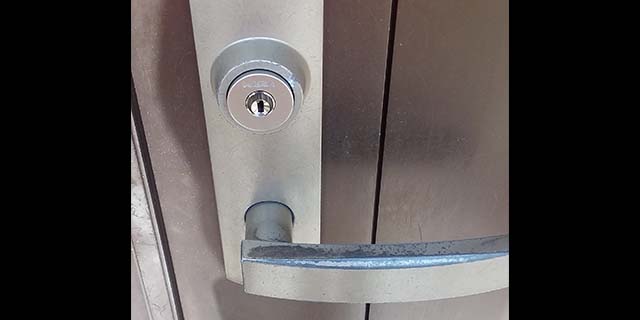 玄関の鍵が施錠できないときがあるため交換