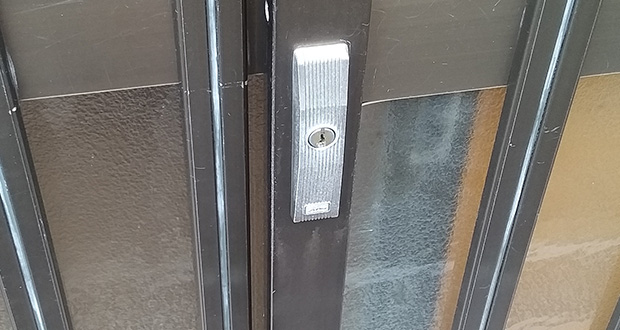 古い召し合わせ錠が付いた玄関扉