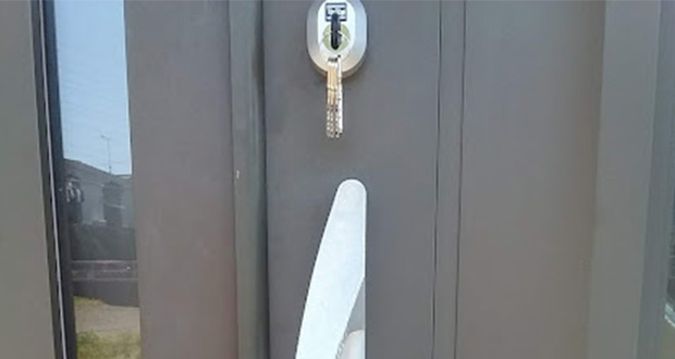 新しい鍵に交換した玄関ドア