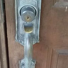 壊れた玄関の装飾錠