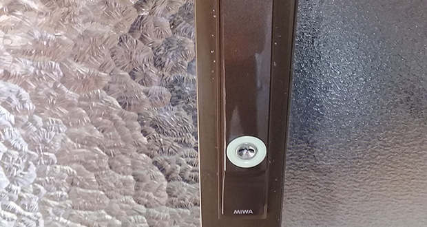 MIWAの召し合わせ錠に取り替えた玄関扉