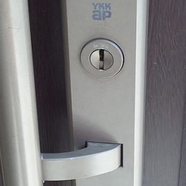 鍵を交換する前の玄関ドア