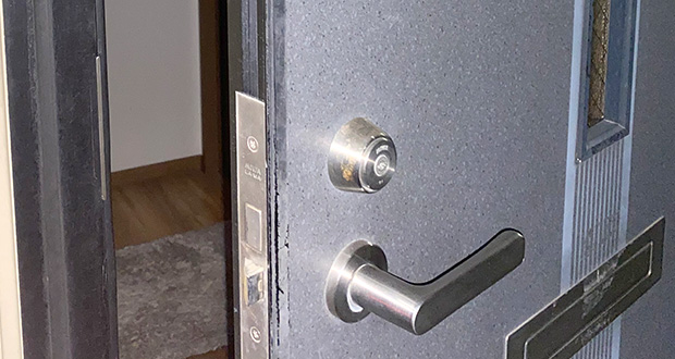 玄関の扉の鍵を解錠