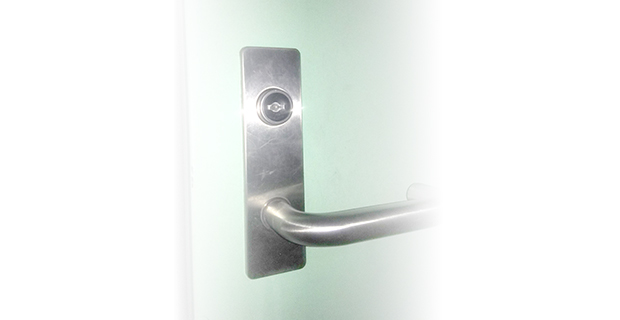 鍵穴の中で鍵が折れた玄関ドア