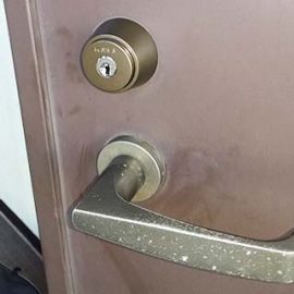 引っ越し先の玄関の鍵交換と錠前洗浄