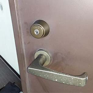 引っ越し先の玄関の鍵交換と錠前洗浄