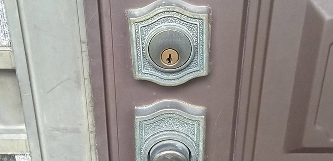 玄関の装飾錠を交換