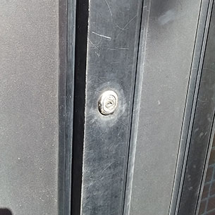 施工前の引き戸錠