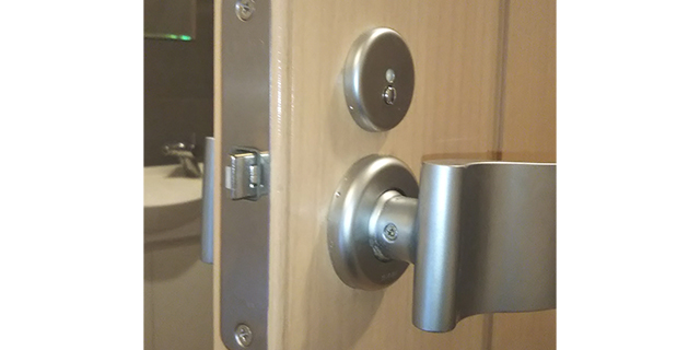 故障した錠ケースが付いたトイレ扉