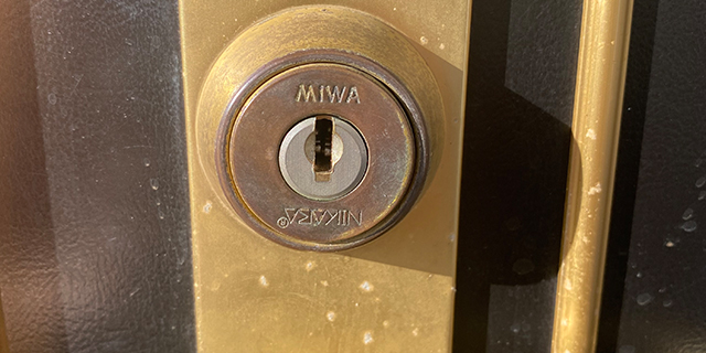 鍵が折れて詰まった玄関の鍵穴