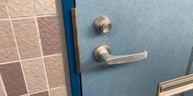 U9シリンダーが付いた玄関ドア