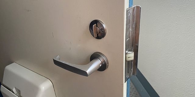 解錠した玄関ドア