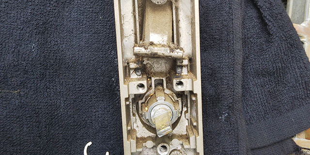 鍵の交換作業中