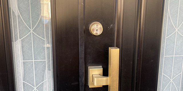 シリンダー錠が付いた玄関ドア