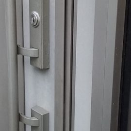 鍵交換した玄関ドア