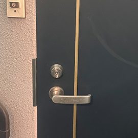 鍵交換した玄関ドア