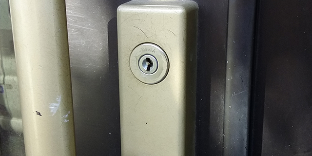 古い鍵が付いた玄関ドア