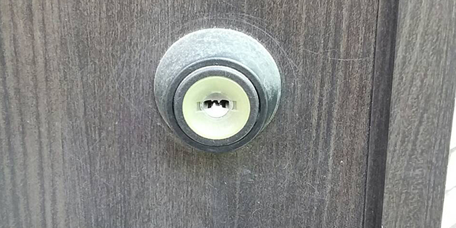 シリンダー錠が付いた玄関ドア