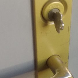 鍵が抜けなくなった玄関ドア
