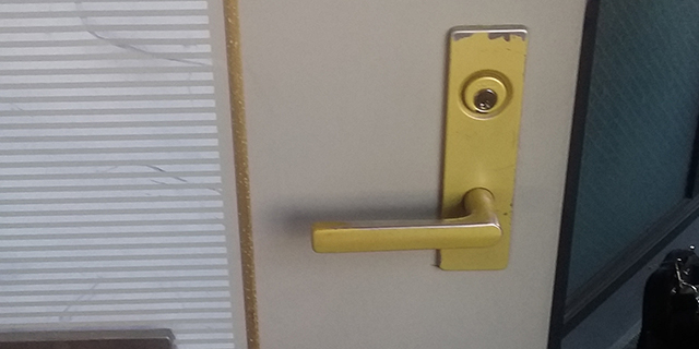 新しい鍵に取り替えた玄関ドア