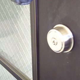 玄関の鍵が力ずくでも回らない！破壊解錠と鍵交換｜稲城市坂浜