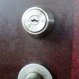 鍵を使用して施錠・解錠が難しいためMIWAのU9に交換｜福生市福生