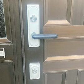 外から開け閉めしづらい玄関の鍵を交換｜日高市高萩