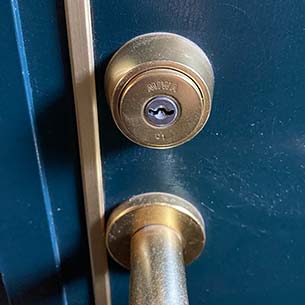 玄関の鍵が1つしかないため防犯性の高い鍵に交換