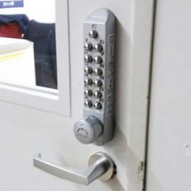 事務所の出入り口を鍵が必要ないキーレックスに交換｜栗東市蜂屋