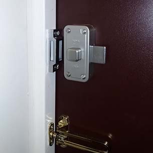 ツーロック(二重ロック)で玄関鍵の防犯対策を強化！特徴や補助錠の種類など
