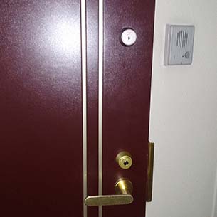 玄関の防犯性を高めるため鍵交換＆補助錠設置