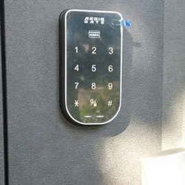 玄関の鍵を暗証番号式の電子錠(イージスゲート)に交換｜和光市中央