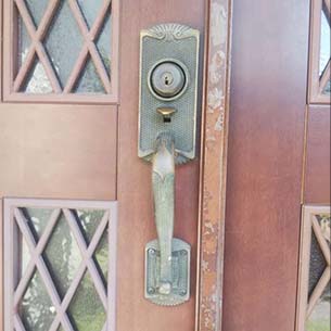ドアが閉まらないため装飾錠一式を交換